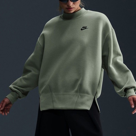 BNWT Women’s Nike Sportswear Tech Fleece Oversized Crew-Neck Sweatshirt - Picture 2 of 8